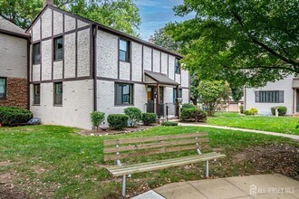 32 Kate Ln in Metuchen, NJ - Building Photo - Building Photo