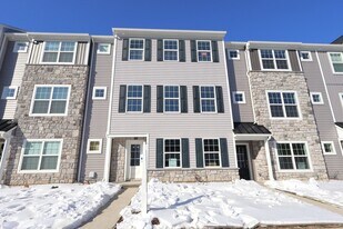 2459 Spring Water Cir in Lancaster, PA - Building Photo