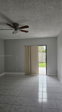 1021 SW 109th Ave in Pembroke Pines, FL - Foto de edificio - Building Photo