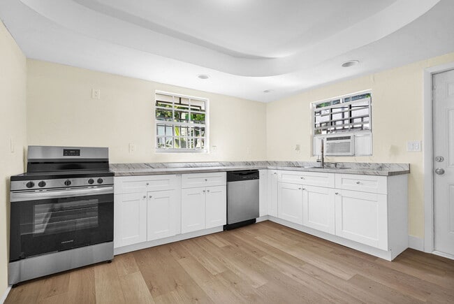 511 NW 44th St, Unit 1