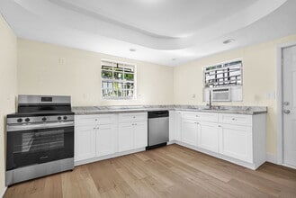 511 NW 44th St, Unit 1 in Miami, FL - Foto de edificio - Building Photo