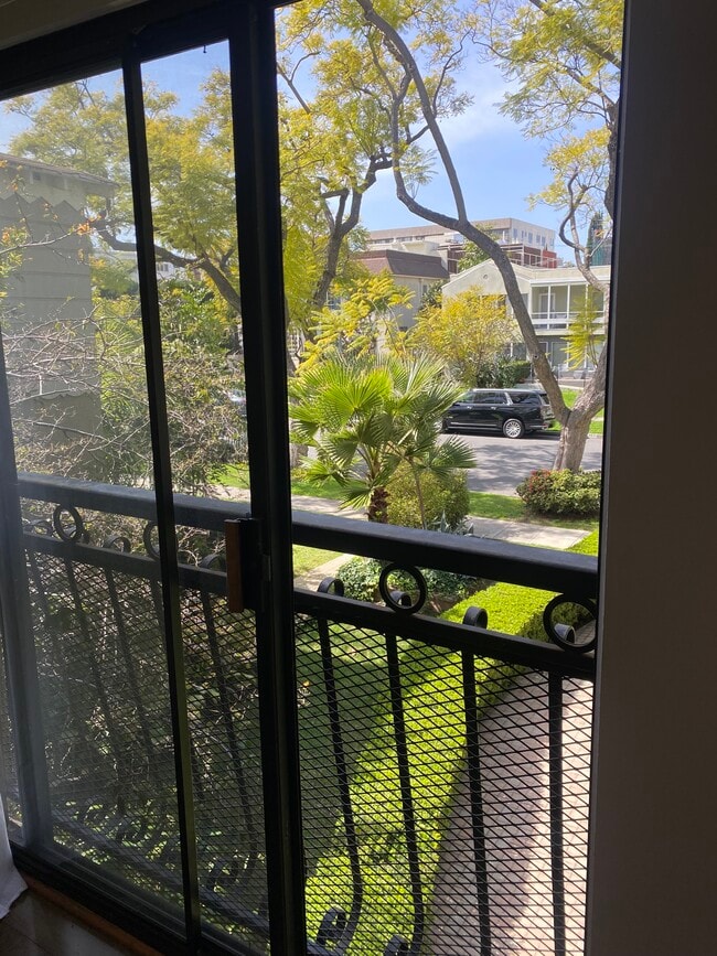 350 N Oakhurst Dr in Beverly Hills, CA - Building Photo - Building Photo