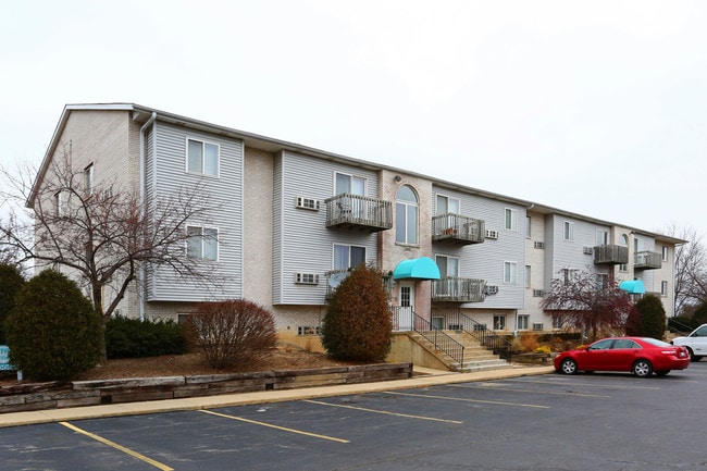 Grandville Court Apartments in Waukegan, IL - Building Photo - Building Photo
