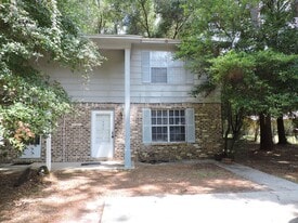 1498 John Carroll Dr in Pensacola, FL - Building Photo
