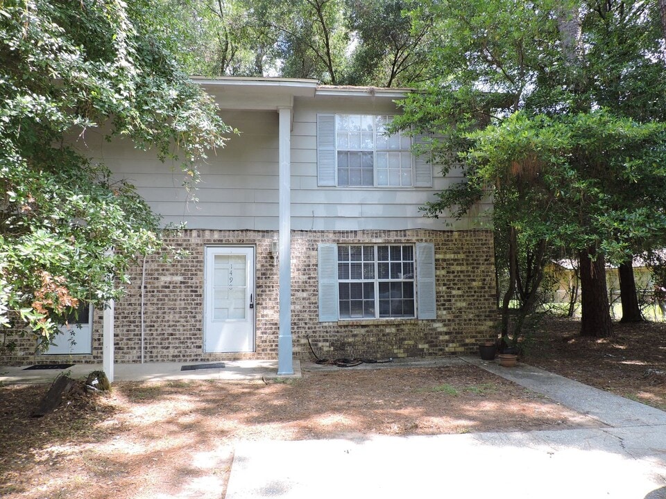 1498 John Carroll Dr in Pensacola, FL - Building Photo