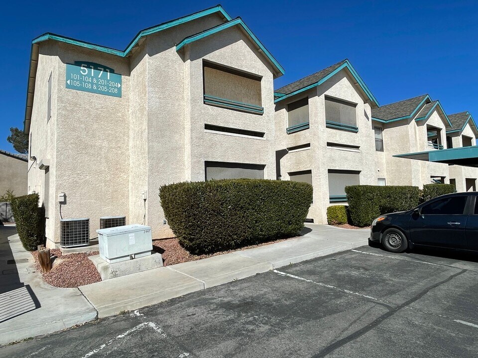 5171 S Lindell Rd in Las Vegas, NV - Building Photo