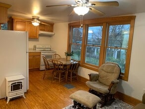 327 W Maple St, Unit Apartment in Granville, OH - Building Photo - Building Photo