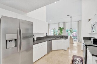 6512 NW 54th Ct in Lauderhill, FL - Foto de edificio - Building Photo