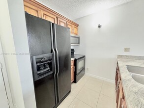 2401 Riverside Dr in Coral Springs, FL - Building Photo - Building Photo