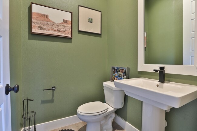 property at 712 Pinemont Cyn Ln