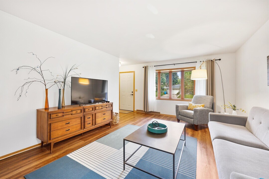 2728 Florann Dr in Fitchburg, WI - Building Photo