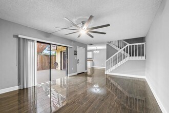 1015 10th Ct in Palm Beach Gardens, FL - Foto de edificio - Building Photo