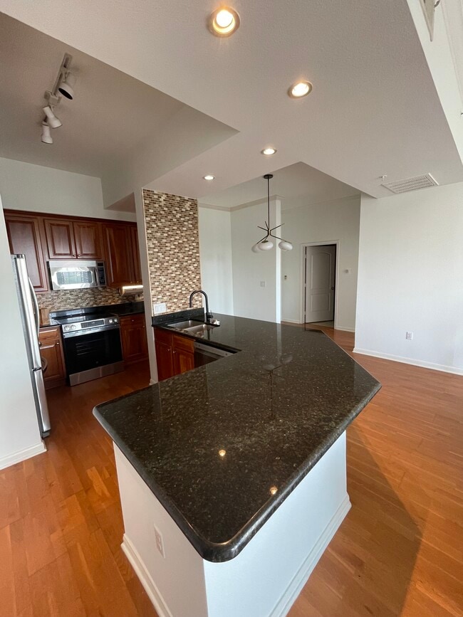 3225 Turtle Creek Blvd, Unit 726 in Dallas, TX - Building Photo - Building Photo