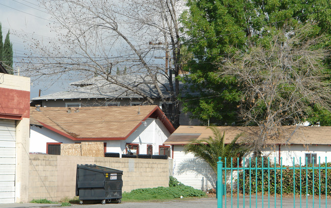 1233 N G St in San Bernardino, CA - Foto de edificio - Building Photo