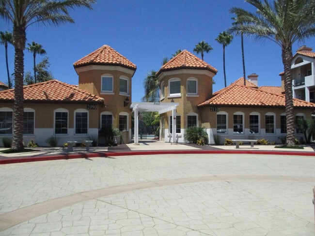 2020 Camino De La Reina in San Diego, CA - Building Photo - Building Photo