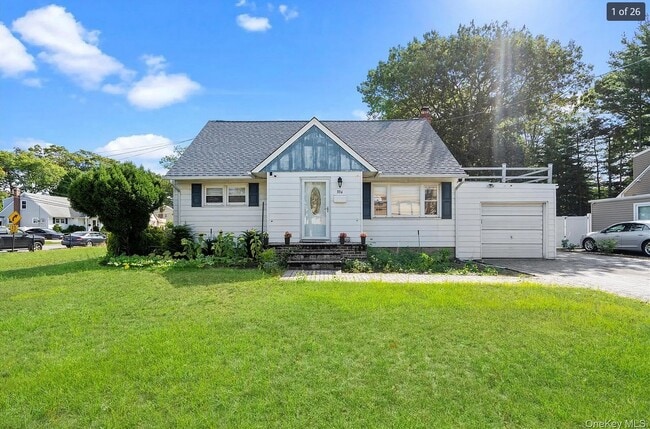 304 Unqua Rd in Massapequa, NY - Building Photo - Building Photo