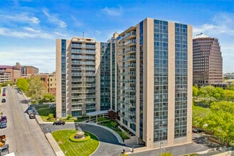 4545 Wornall Rd, Unit 309 in Kansas City, MO - Foto de edificio - Building Photo
