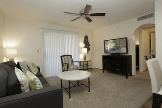 Silverado Apartments in Tucson, AZ - Building Photo - Interior Photo