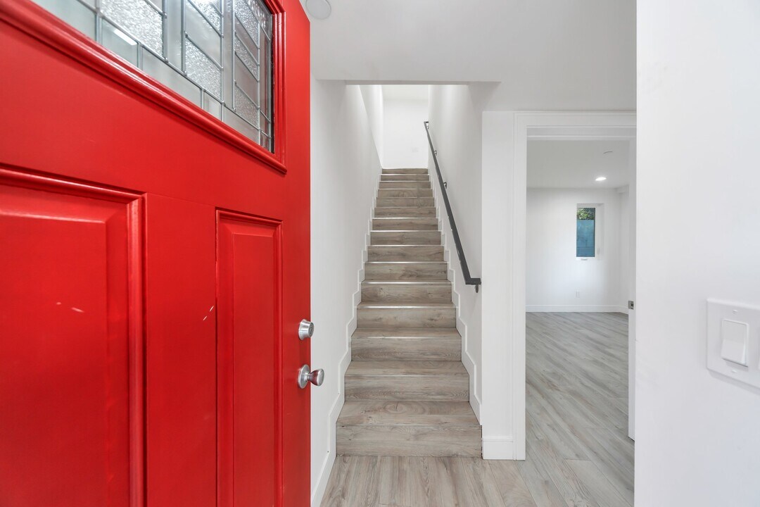 7108 Ramsgate Ave in Los Angeles, CA - Building Photo
