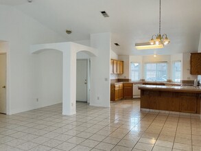 1198 Hartley Dr in Hanford, CA - Building Photo - Building Photo