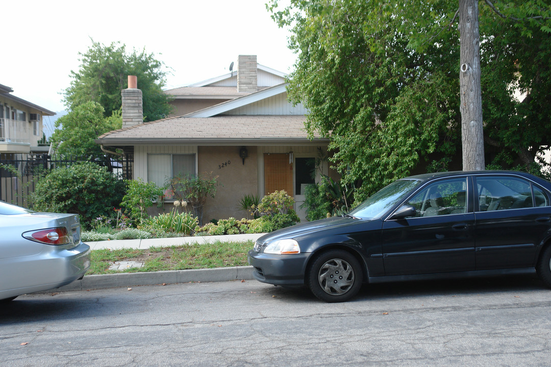 3240 Fairesta St in La Crescenta, CA - Foto de edificio