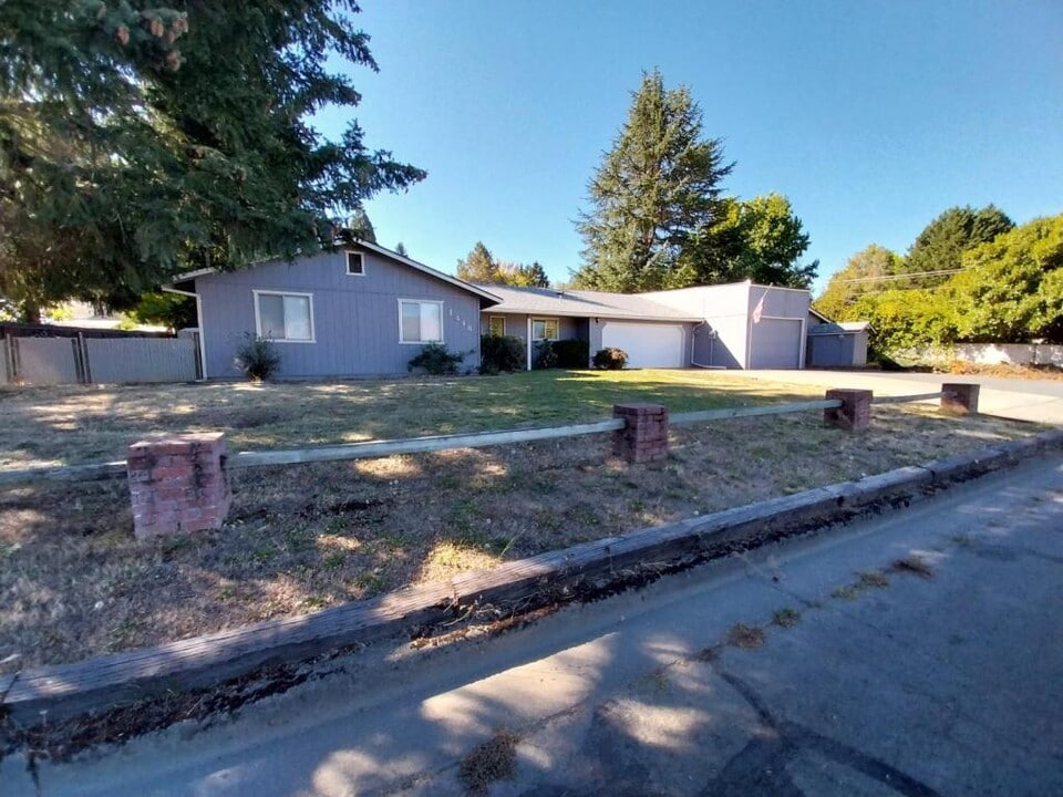 1448 Ben Aire Cir in Grants Pass, OR - Building Photo