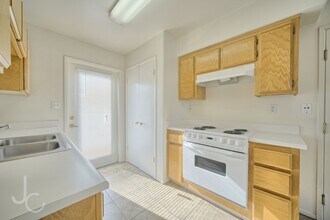 8119 Whitewater Dr in Bakersfield, CA - Building Photo - Building Photo