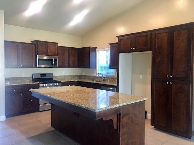 9430 Red Pine Dr in Shafter, CA - Building Photo - Building Photo