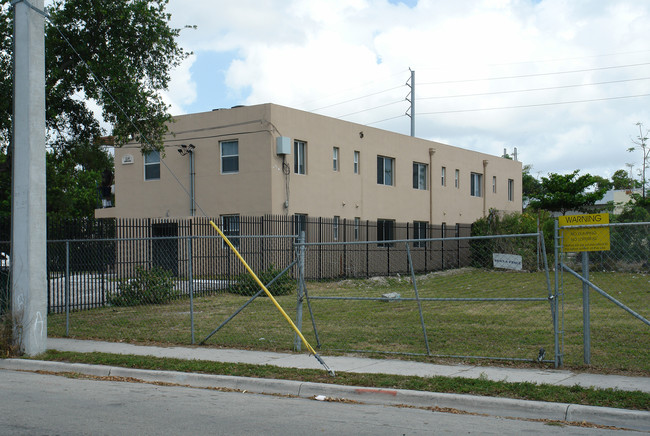 219 NW 10th St in Miami, FL - Building Photo - Building Photo