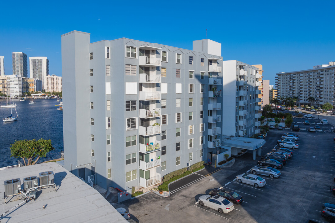 Golden Isles Yacht Club in Hallandale Beach, FL - Building Photo