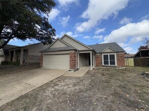 207 Hibiscus Dr in Arlington, TX - Building Photo - Building Photo