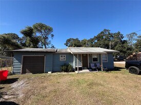 10410 N Sassafras St in Tampa, FL - Building Photo