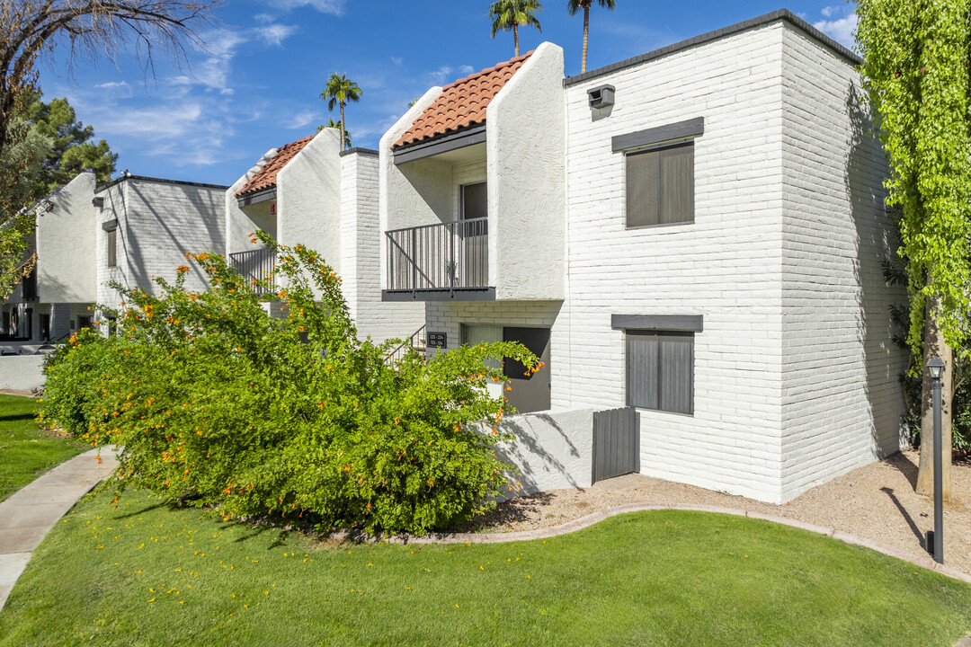 Fireside East Apartments in Scottsdale, AZ - Building Photo