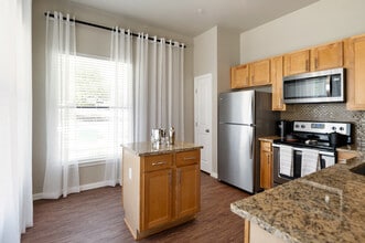 Paseo at Bee Cave in Bee Cave, TX - Foto de edificio - Building Photo