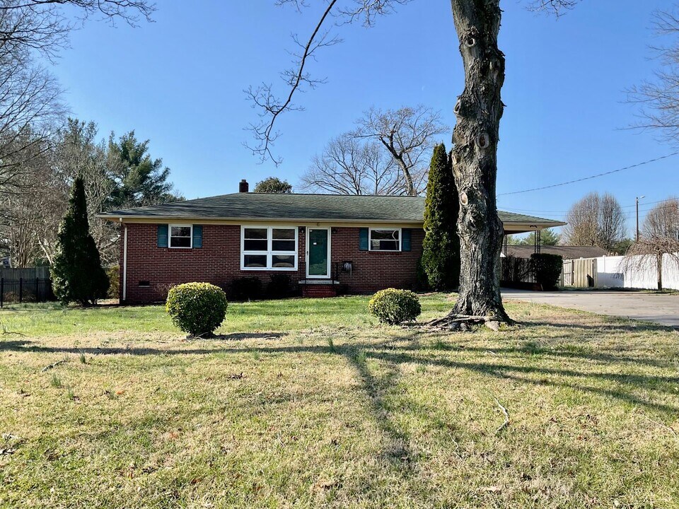 1804 Country Club Rd in Lincolnton, NC - Building Photo