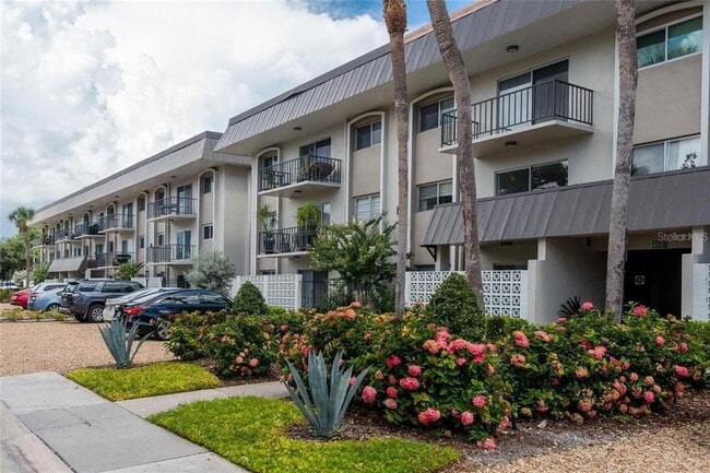 4610 W Gray St in Tampa, FL - Building Photo - Building Photo