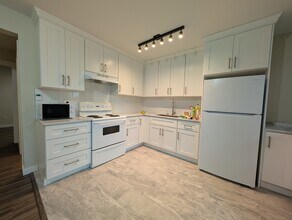 2346 Dawes Hill Rd in Coquitlam, BC - Building Photo - Building Photo