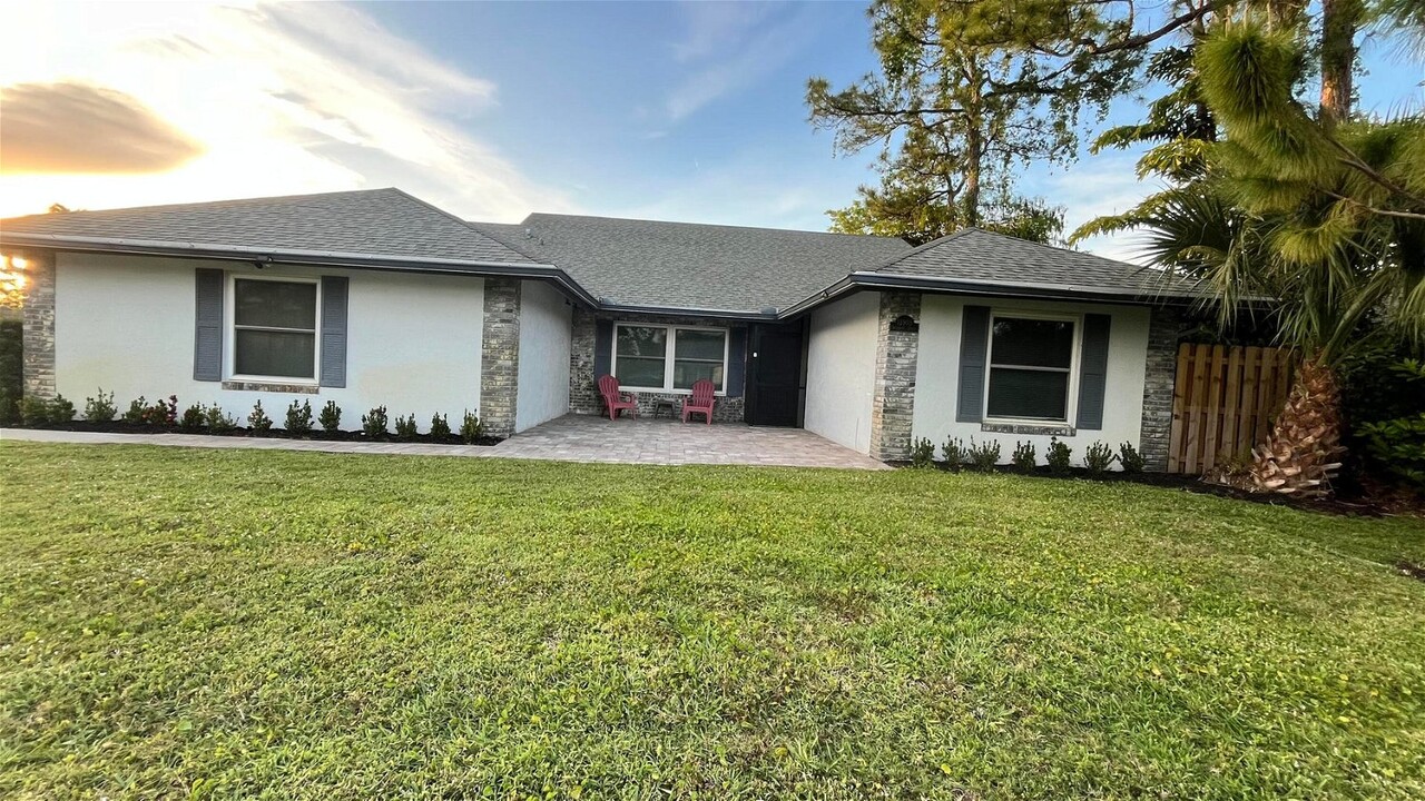 13905 Barberry Dr in Wellington, FL - Building Photo