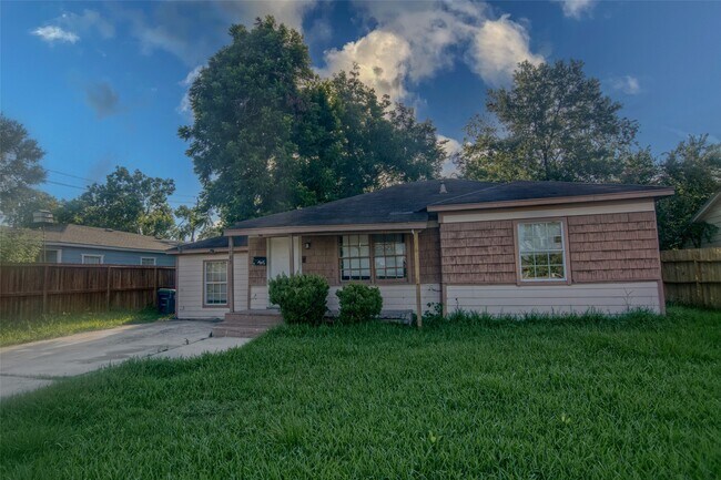 1105 Mobile Dr in Pasadena, TX - Foto de edificio - Building Photo