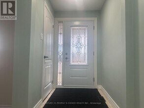 7490 Middleshire Dr in Mississauga, ON - Building Photo - Building Photo