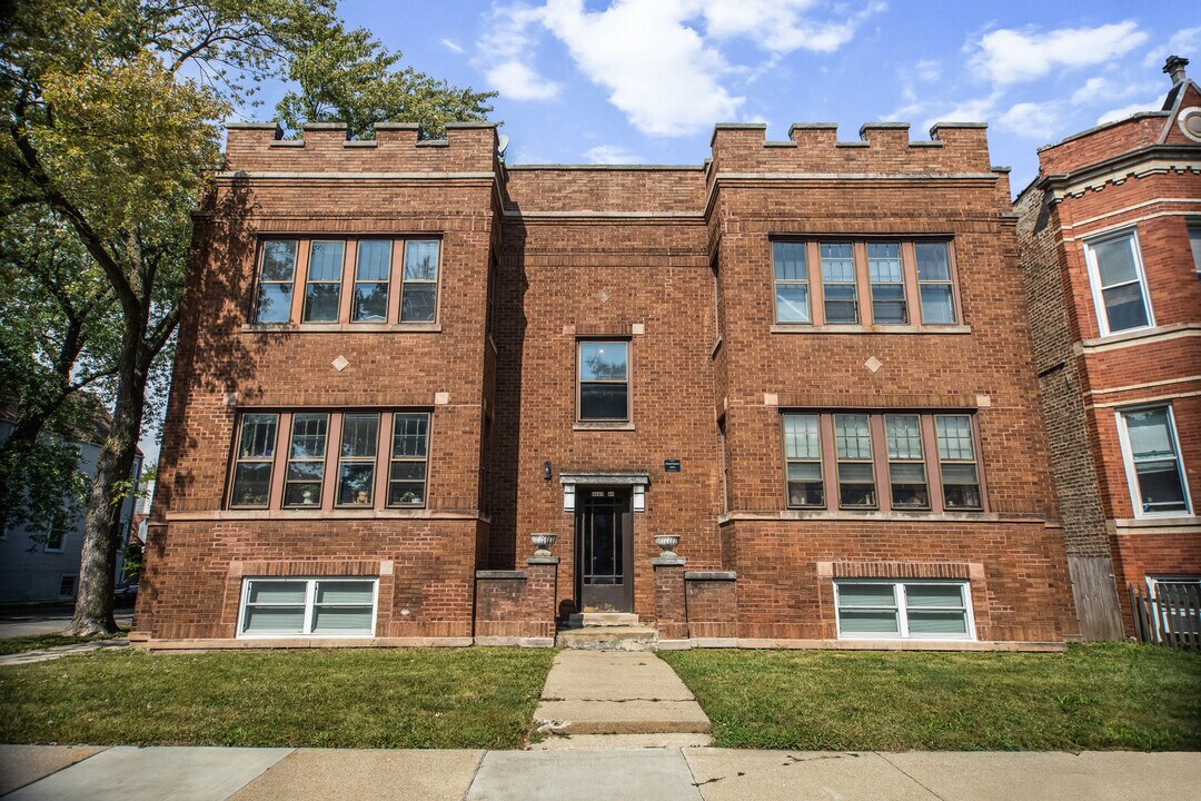 4146 W Cornelia Ave in Chicago, IL - Building Photo