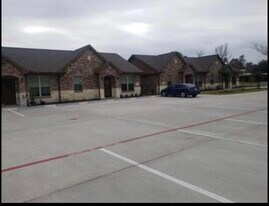 2407 Appian Way in Roman Forest, TX - Building Photo