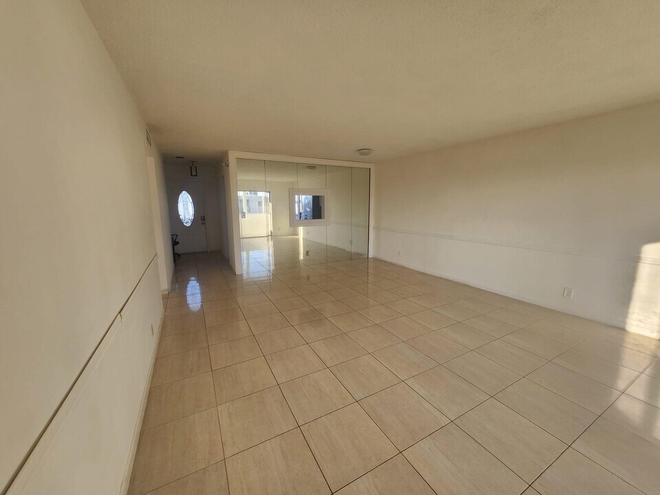 232 NE 12th Ave in Hallandale Beach, FL - Building Photo