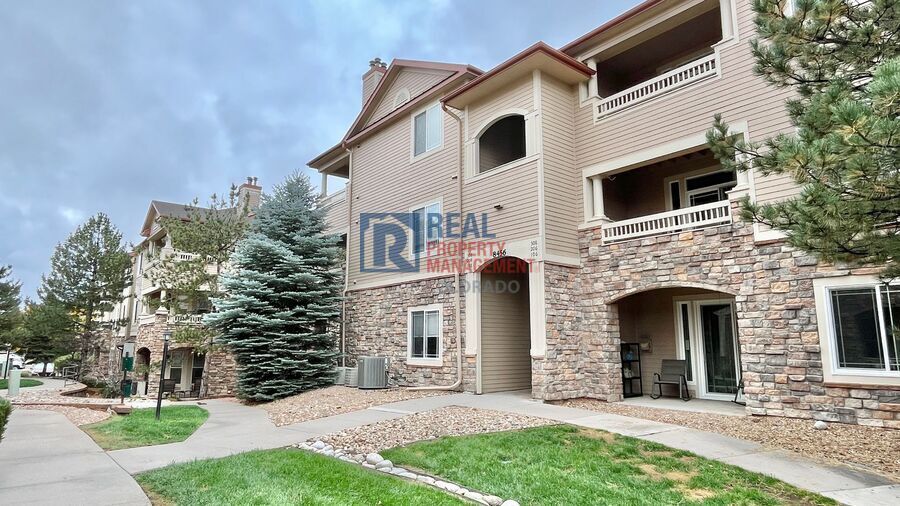 8456 S Hoyt Way in Littleton, CO - Building Photo