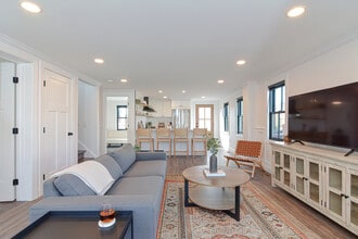 29 Lion St in East Greenwich, RI - Foto de edificio - Building Photo