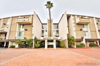 3050 Rue Dorleans, Unit Rue D'O condo in San Diego, CA - Foto de edificio - Building Photo