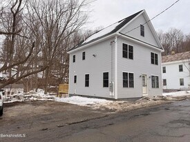 40 E Hoosac St in Adams, MA - Building Photo