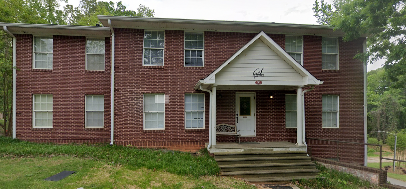 35 Spring St in Royston, GA - Building Photo