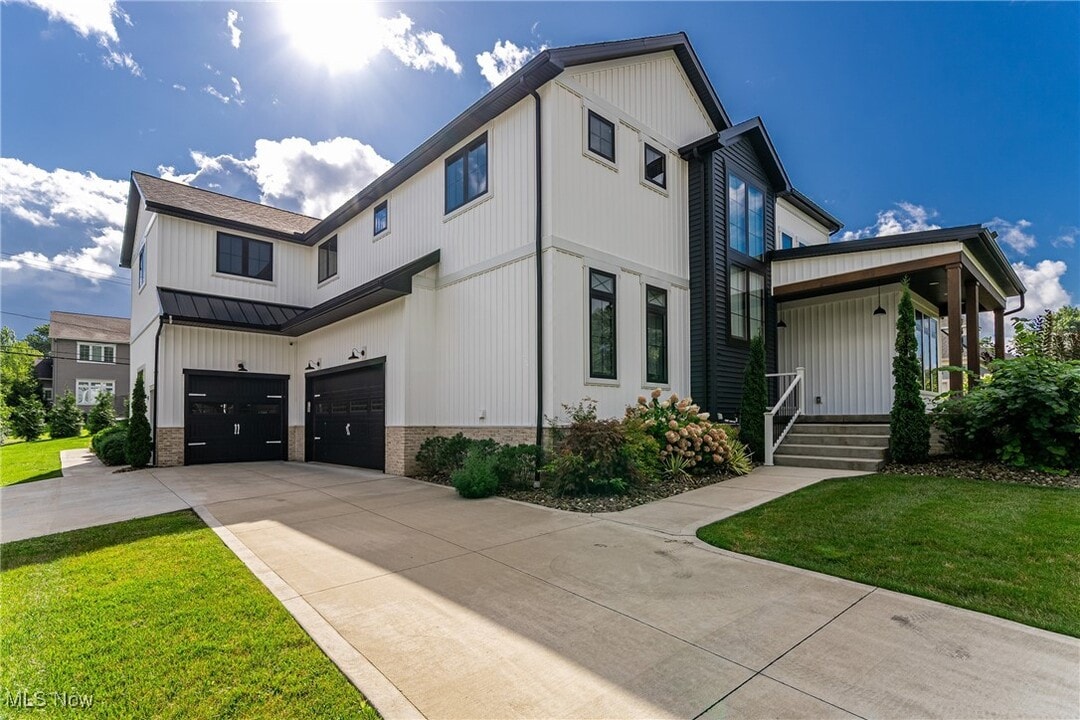 2605 Buckhurst Dr in Beachwood, OH - Building Photo