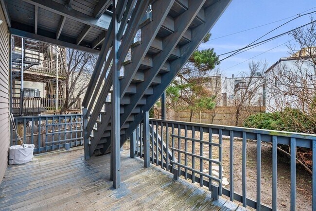17 White St, Unit 1 in Boston, MA - Foto de edificio - Building Photo